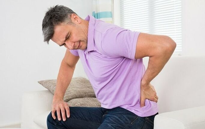Pánevní bolest je častým příznakem chronické prostatitidy u mužů