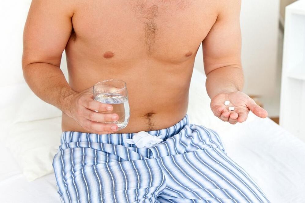 muž bere prášky na prostatitidu